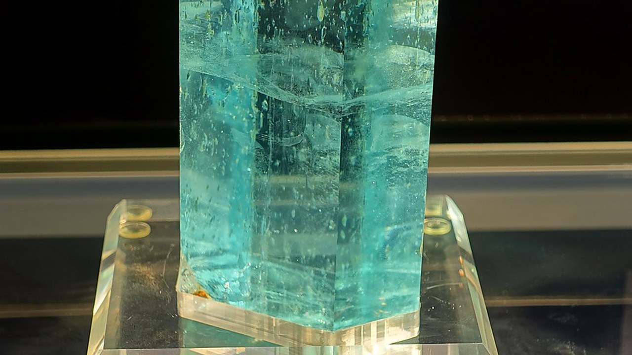 Những hiểu nhầm dễ gặp về tác dụng của Aquamarine - hình minh họa Aquamarine