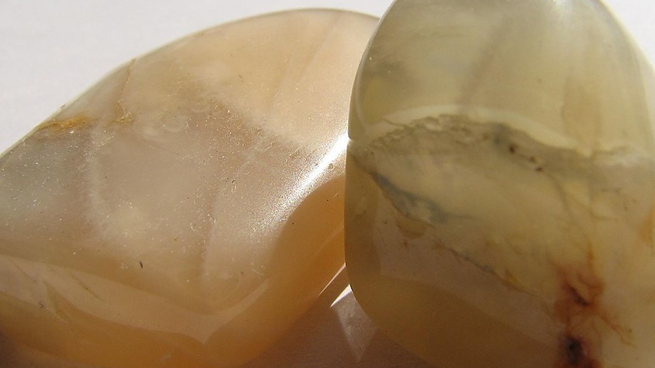 Đá mặt trăng Moonstone hợp mệnh gì? Cách chọn