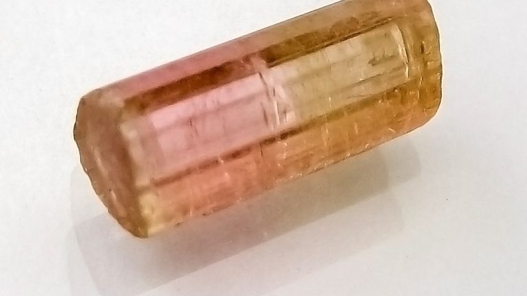 Đá Tourmaline hợp mệnh gì? Chọn theo từng màu