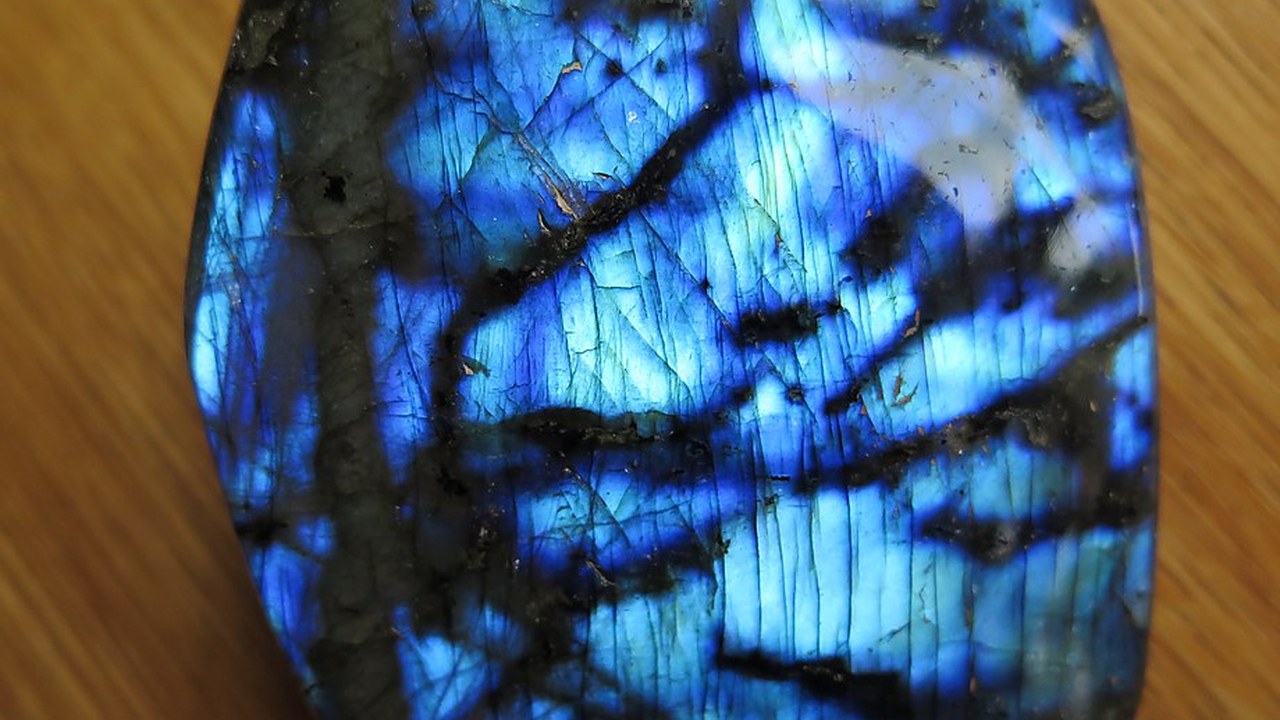 Những hiểu nhầm dễ gặp về tác dụng của Đá Xà Cừ / Labradorite - hình minh họa Đá Xà Cừ / Labradorite
