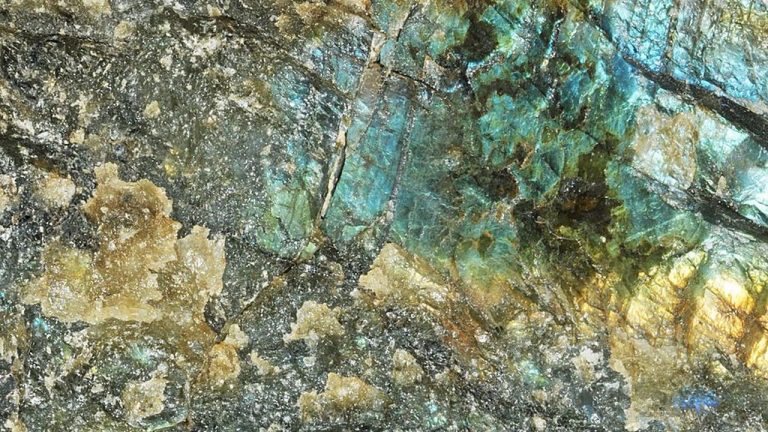 Đá Xà Cừ hợp mệnh gì? Chọn Labradorite theo ánh đá