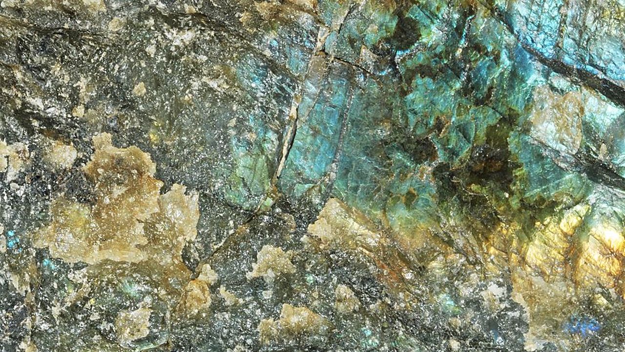 Đá Xà Cừ / Labradorite thuộc hành nào và hợp mệnh gì? - hình minh họa Đá Xà Cừ / Labradorite